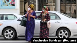 Женщины в масках в Ашхабаде. 15 июля 2020 года