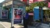 Un afiş electoral cu Victor Ponta într-o staţie de transport public la Chişinău