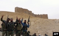 Солдаты Асада на фоне замка Фах-ад-Дина II. 28 марта 2016 года