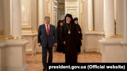 Petro Poroshenko și delegația Patriarhiei Ecumenice de Constantinopol, sosită la Kiev la ceremoniile prilejuite de împlinirea a 1030 de ani de la creștinarea Rusiei Kievene, 27 iulie 2018
