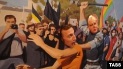 Суретші Константин Алтуниннің полицияның гейді ұрып жатқанын бейнелеген картинасы. Санкт-Петербург, 23 тамыз 2013 жыл. 