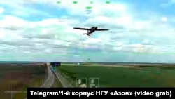 Дрон-камікадзе «Hornet» з функціями штучного інтелекту над дорогою поблизу окупованого Маріуполя