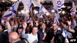 طرفداران ائتلاف آبی- سفید که هدایت آن بر عهده سه ژنرال پیشین ارتش اسرائیل و رهبر یک حزب سیاسی است.