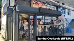 Pekara u vlasništvu albanske porodice. Opoziciona odbornica u Skupštini grada Kruševca, Ksenija Bradić Veljović, izlazi iz pekare. 