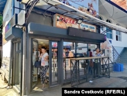 Pekara u vlasništvu albanske porodice. Odbornica u Skupštini grada Kruševca Ksenija Bradić Veljović izlazi iz pekare, 7. juli 2026.