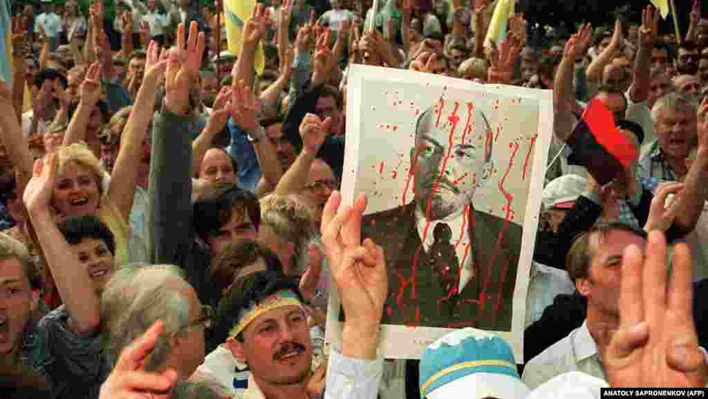 Mii de oameni purtând culorile naționale ale Ucrainei demonstrează în fața&nbsp;sediului Partidului Comunist de la Kiev în August 1991. În timpul erei sovietice, identitatea lingvistică, culturală și religioasă a Ucrainei era suprimată. Ucrainenii erau deseori uciși, închiși sau exilați&nbsp;pentru simplul motiv că erau bănuiți că sunt în favoarea independenței țării lor. &nbsp;