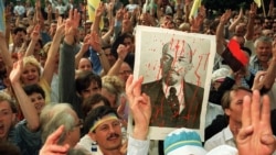 Ukrainians demonstrate in front of the Communist Party's Central Committee headquarters in Kyiv on August 25, 1991.