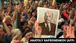 Ukrainians demonstrate in front of the Communist Party's Central Committee headquarters in Kyiv on August 25, 1991.