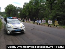 Митингующие пешком преодолели почти 10 киллометров от Лисичанска до Северодонецка