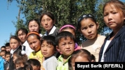 Есіл ауылындағы мектепке бармаған оралман отбасыларының балалары. Қарағанды облысы, 2 қыркүйек 2010 жыл.