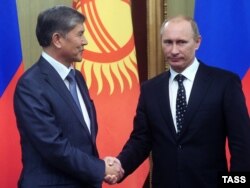Қырғызстан премьер-министрі Алмазбек Атамбаев (сол жақта) және Ресей премьер-министрі Владимир Путин. 27 желтоқсан 2010 жыл.