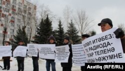 Татар телен яклап пикетка чыккан татар активистлары