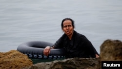 O migrantă cu colac de salvare la Ceuta, pe 31 iulie 2026.
