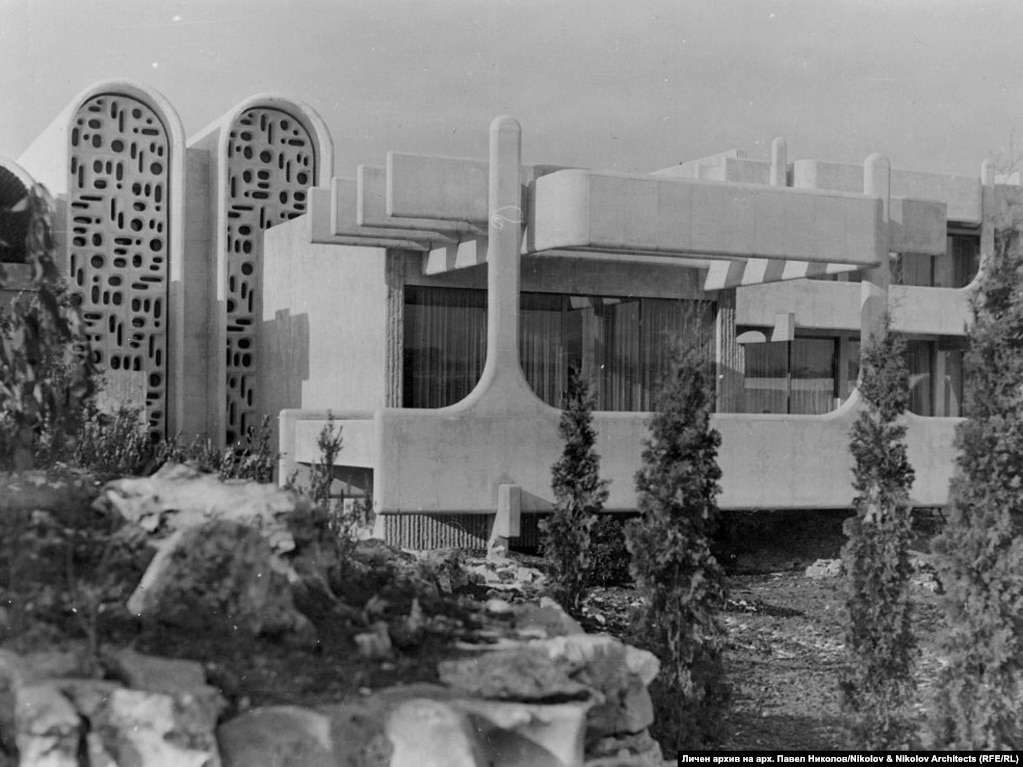 Një foto e rezidencës Bankya nga arkivi i arkitektit të saj Pavel Nikolov. Fotografia ruhet nga studioja arkitekturore Nikolov & Nikolov, e cila e trashëgoi atë.