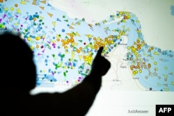 Карта Ормузского пролива с обозначением движения торговых судов и нефтяных танкеров. 4 мая 2026 года