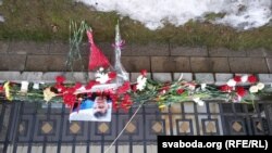 Каля расейскай амбасады ў Менску год таму, пасьля забойства Барыса Нямцова.