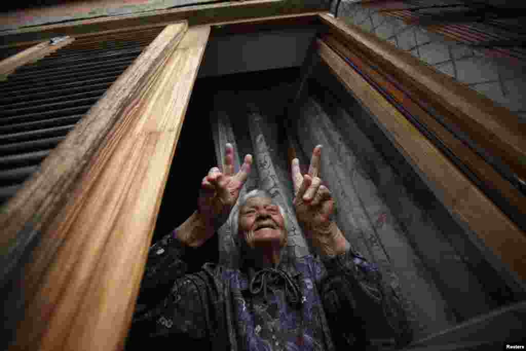 A woman in the eastern Croatian city of Vukovar gestures in support of a protest against new signs featuring Serbian Cyrillic script. (Reuters/Antonio Bronic) 