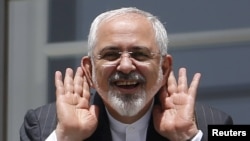 Eýranyň daşary işler ministri Javad Zarif Koburg köşgündäki oteliň balkonyndan habarçylara salam berýär. Wena, 10-njy iýul, 2015 ý.