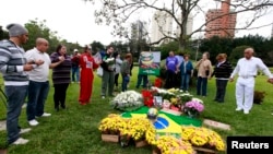 Molitva na grobu Ayrtona Senne, Sao Paolo, 1. maj 2014.