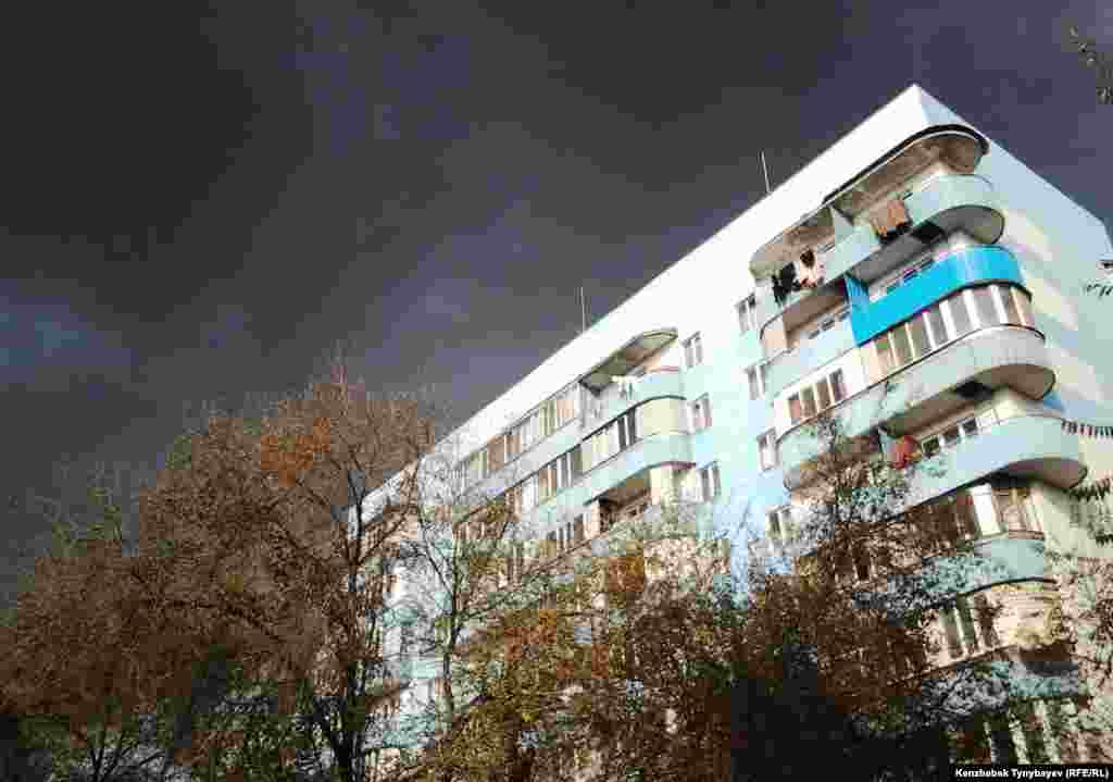 Барахолкадағы «Құлагер» базарындағы өрттен әуеге көтерілген қою түтін күннің көзін көлейгелеп, шұбатылған ізі қаланың екінші шетіне дейін созылып жатты. Өрт болған базардан бірнеше шақырым жердегі «Құлагер» ықшам ауданында түсірілген сурет. Алматы, 17 қараша 2013 жыл.