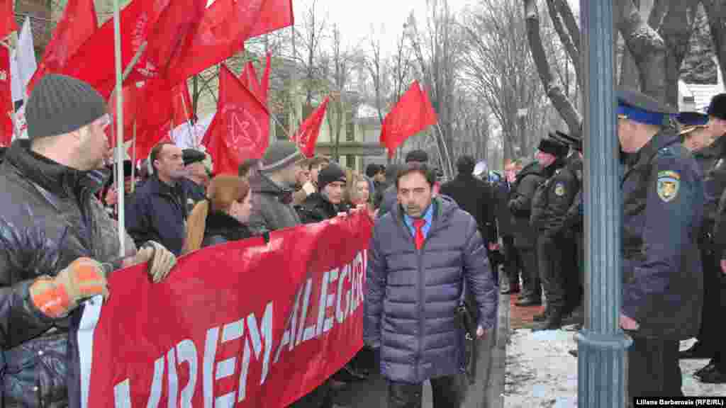 Protestați, protestați, protestați! (Voronin după Lenin)