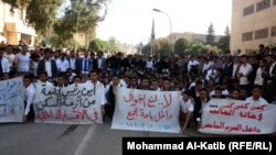 طلاب محتجون داخل أروقة جامعة الموصل في 20/11/2012
