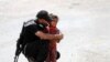Իրաքցի զինծառայողն օգնում է Մոսուլից տեղահանված երեխային, արխիվ