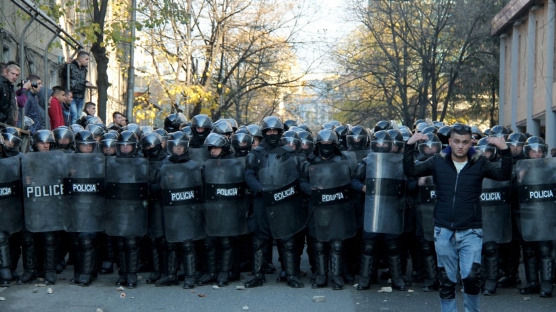 Судири меѓу демонстранти и полицијата во Тирана