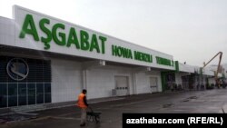 Käbir daşary ýurtly syýahatçylar Türkmenistana wiza almagyň kyndygyny aýdýarlar.