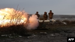 O fotografie publicată de Brigada 65 Mecanizată a Ucrainei arată o echipă antitanc în timpul exercițiilor militare din 4 ianuarie. 