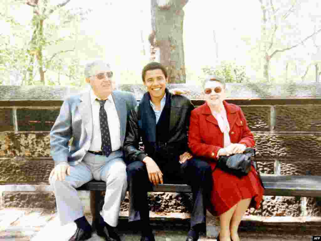 Sa bakom i djedom... - Obama sa bakom Madelyn i djedom Stanley Dunham u New Yorku.