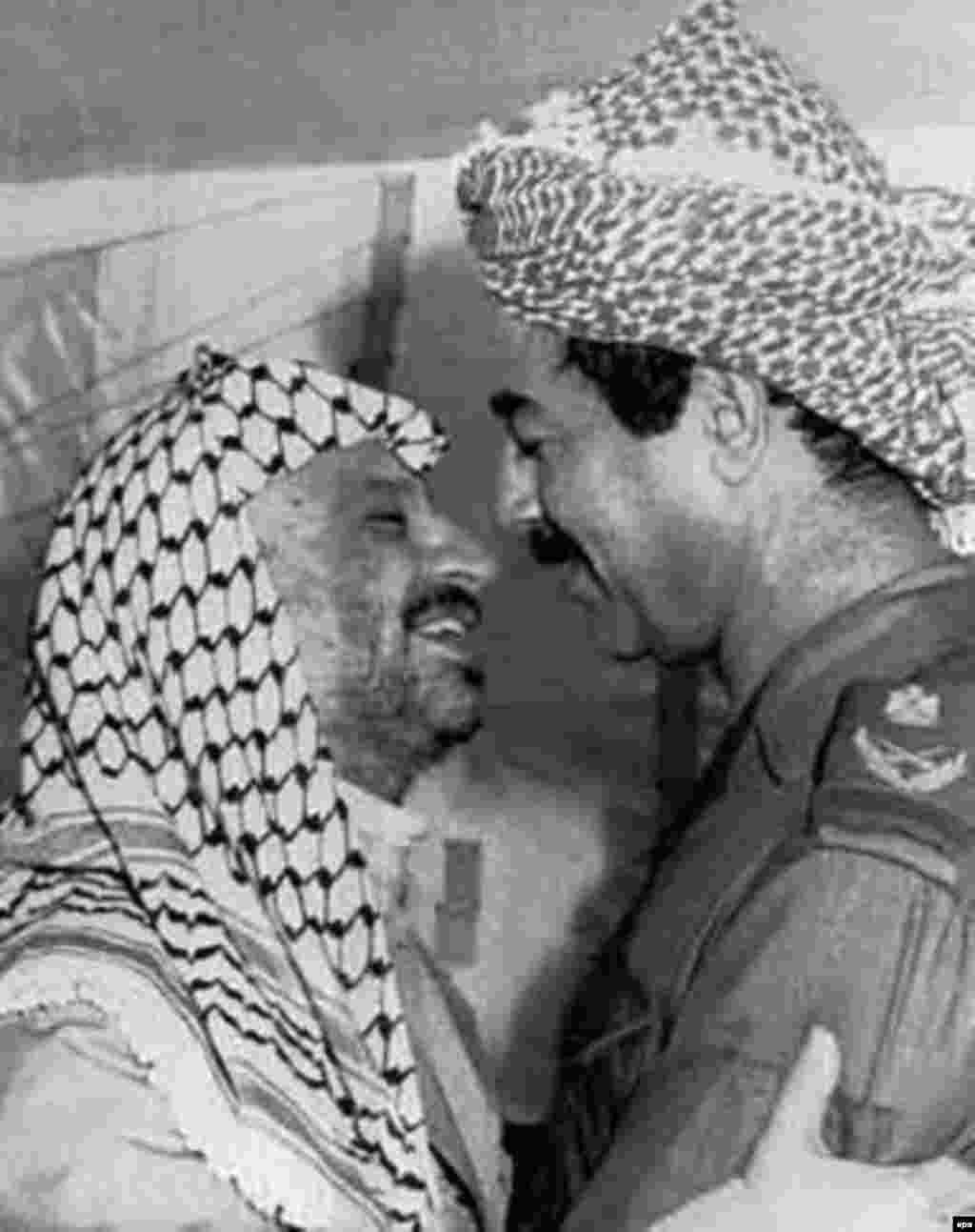 Iraq -- Saddam Hussein (right) with Palestinian leader Yasser Arafat, Baghdad, 25Sep1980 - Xösäyen (uñda) Fälästin citäkçese Yasir Arafat belän, Sintäber 1980. Farsı Qultığı suğışı waqıtında Arafat Xösäyenne xuplağan berdän-ber ğaräp citäkçese buldı. (epa)