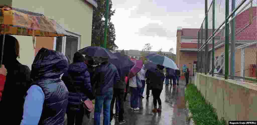 Велику активність виборців фіксують на дільниці в селі Варниця на адмінкордоні з невизнаною Придністровською республікою