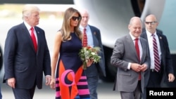 Trump i prva američka dama Melania Trump šetaju s tadašnjim gradonačelnikom Hamburga Olafom Scholzom na samitu lidera G20 u Hamburgu, Njemačka, 6. jula 2017.