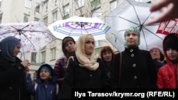 Зі скаргами і під дощем: в очікуванні рішення суду у «справі Хізб ут-Тахрір» в Криму
