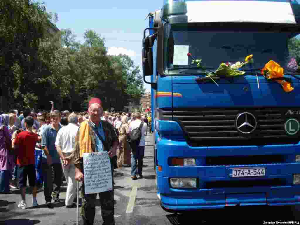 Doček konvoja kamiona sa posmrtnim ostacima Srebreničana, Sarajevo, juli 2011