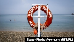 На пляже в Феодосии. Крым, архивное фото
