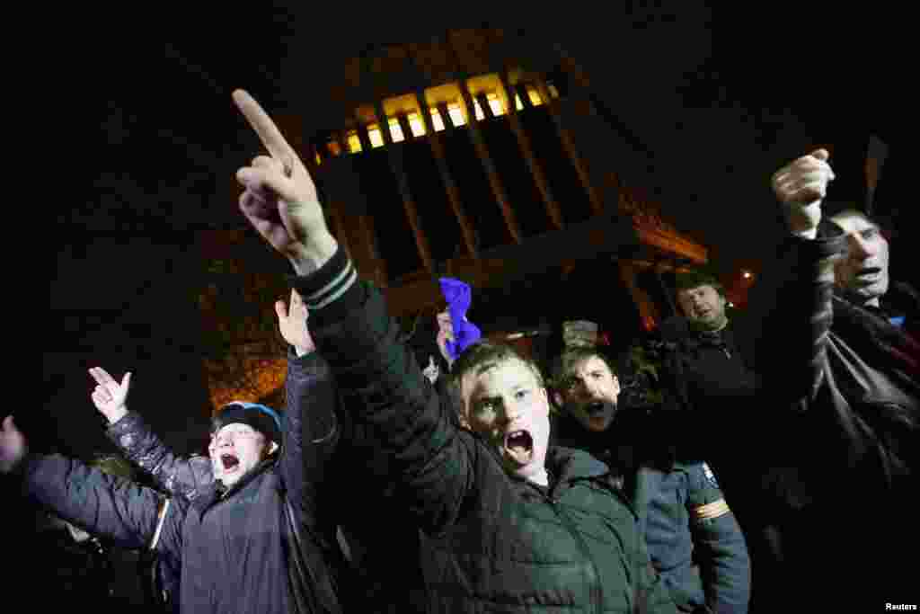 Розлючений натовп під будівлею Верховної Ради Криму. 27 лютого 2014 року
