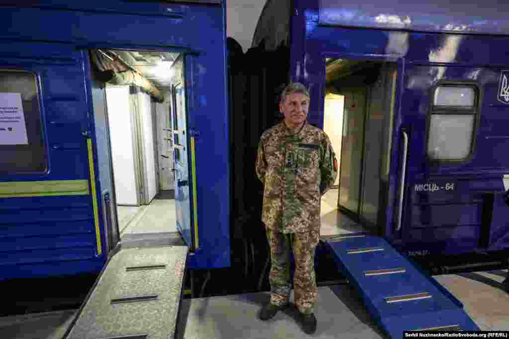 На фото: Олександр Бугай, військовий лікар, полковник медичних сил ЗСУ показує нам медичні вагони евакуаційного потяга «Укрзалізниці». Ліворуч – реанімаційний вагон