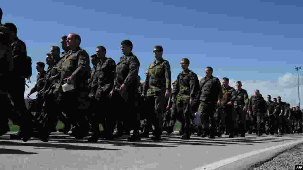 Kosovo - Njemačke snage KFOR-a u blizini vojnog aerodroma u Slatini, 25.04.2012. Foto: AFP / Armend Nimani