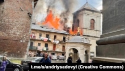 Запущений російськими військами ударний дрон влучив по центру Львова, внаслідок чого тяжко поранені щонайменше дві людини, повідомляє місцева влада