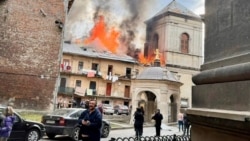 Фотографию горящего в центре Львова здания опубликовал 24 марта мэр города Андрей Садовый