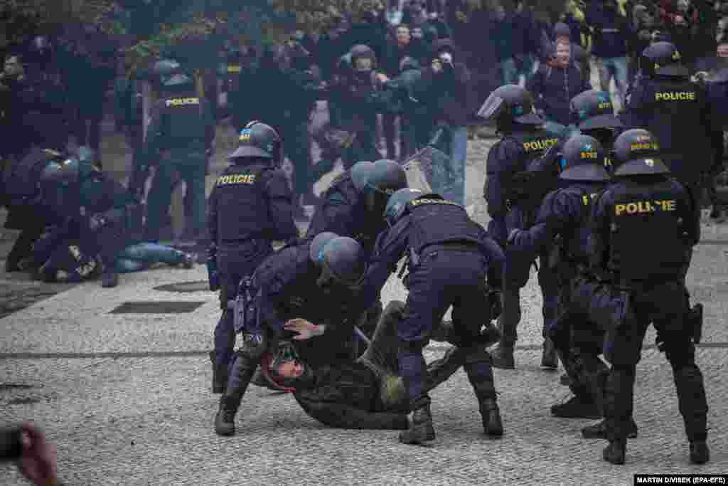 Egy másik demonstrálót is letartóztat a prágai rendőrség.