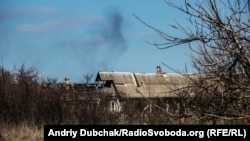 Дим після чергового обстрілу бойовиків: село Водяне, обстріляне й нині, фото 28 березня 2018 року
