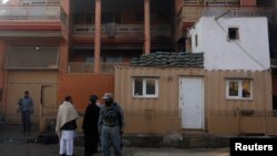 У дома, в котором проживает депутат парламента Афганистана Мир Вали, после вооруженного нападения. Кабул, 22 декабря 2016 года.