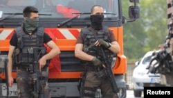 Türkiýäniň Howa güýçleri akademiýasynyň öňünde duran polisiýanyň ýörite güýçleriniň agzalary. 18-nji iýul, 2016 ý.