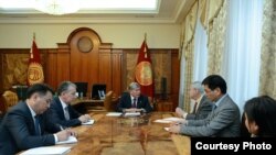Президент Кыргызстана Алмазбек Атамбаев на встрече с президентом медиакорпорации Радио Свободная Европа/Радио Свобода Томасом Кентом. Бишкек, 30 марта 2017 года.