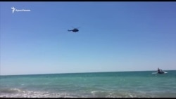 Над крымским пляжем совершил полет военный вертолет (видео)