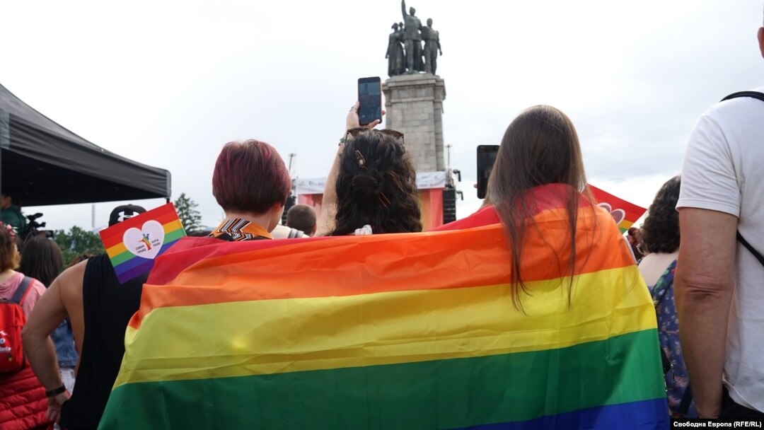Участниците в София прайд се събраха пред Паметника на съветската армия