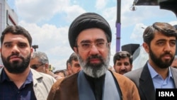 Мұжтаба Хаменеи (ортада)